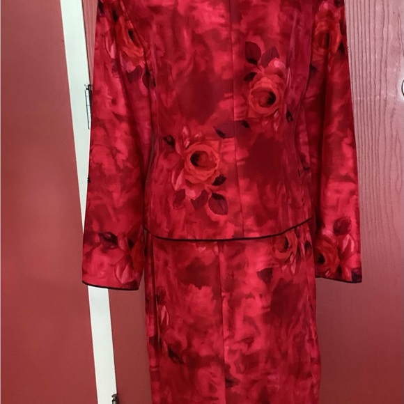 Spenser Jeremy Dressy Suite, Red with black, beaded, 100% silk, size 10 - Picture 3 of 3